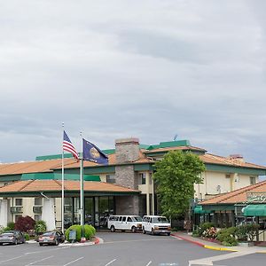 Rogue Regency Inn & Suites